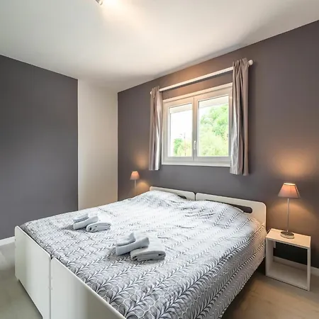 Luxurious In Genies De Fontedit With Heated Pool فيلة Saint-Genies-de-Fontedit