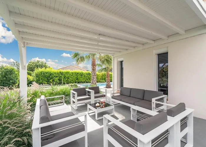 Luxurious In Genies De Fontedit With Heated Pool * Saint-Genies-de-Fontedit